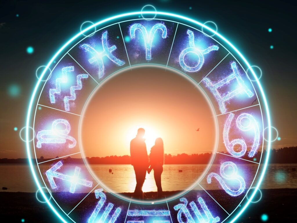 Carta astral antigua con los símbolos del zodiaco dibujados a mano
