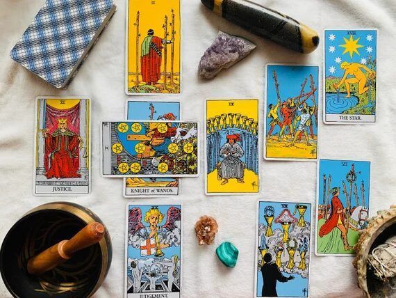 Los doce signos del zodiaco en una rueda entre luces rosas y azules