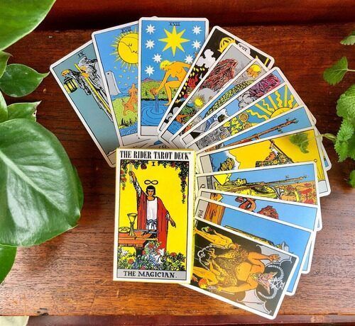Rueda del zodiaco en tonos morados con los doce signos