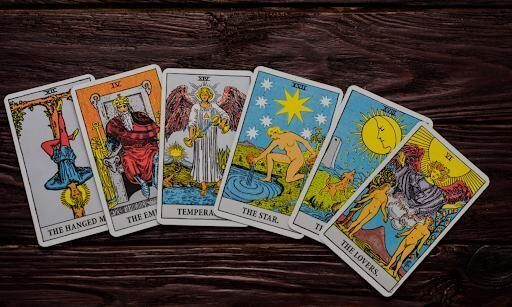 Tres cartas con el número siete sobre fondo oscuro