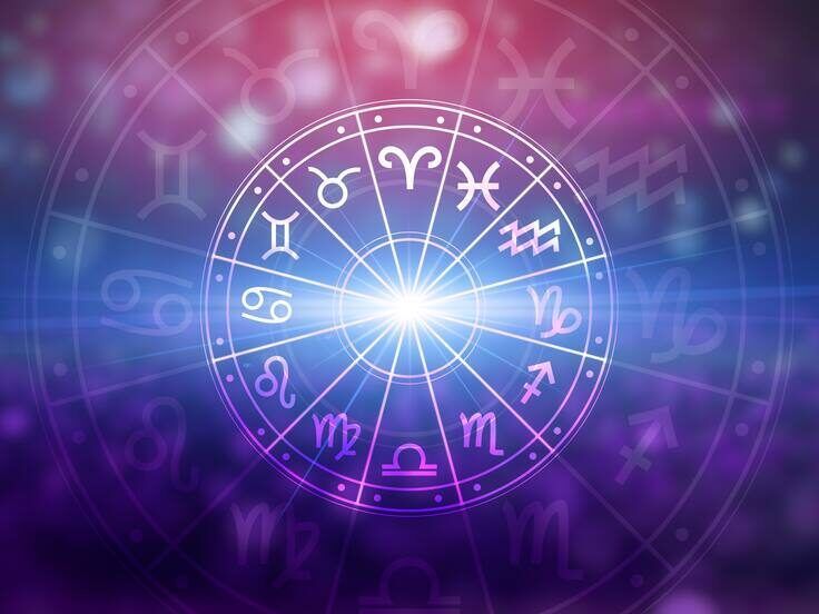 Rueda del zodiaco rodeada de constelaciones sobre fondo azul