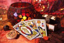 Dos corazones rojos en el centro de la rueda del zodiaco