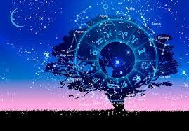 Rueda del zodiaco iluminada sobre una galaxia