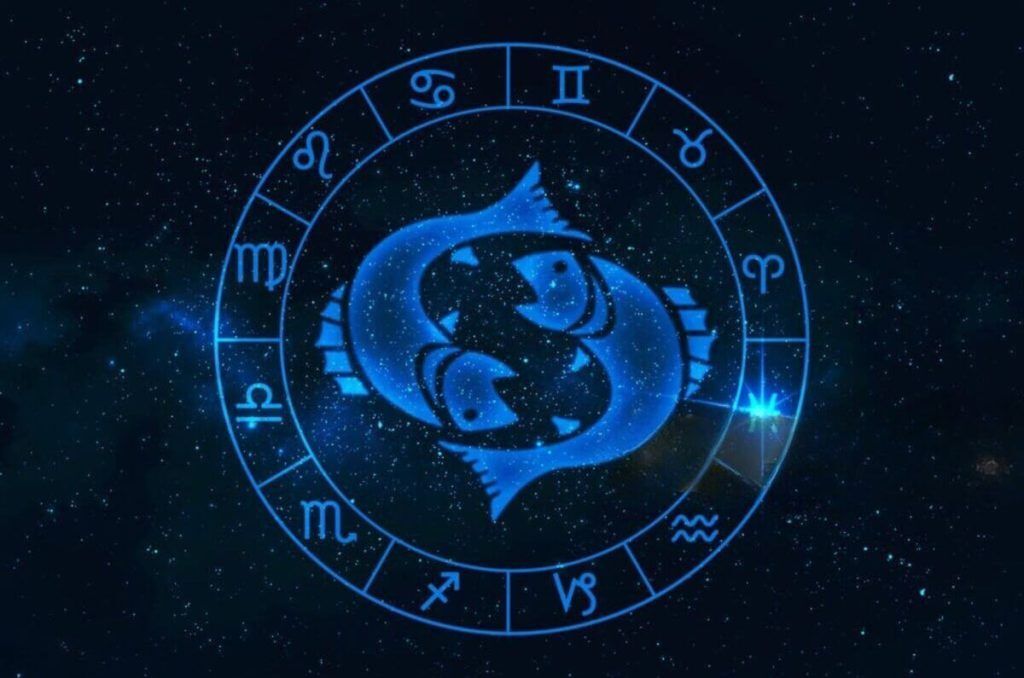 Dos corazones rojos en el centro de la rueda del zodiaco