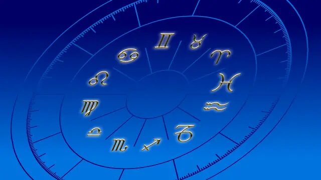 Dos corazones rojos en el centro de la rueda del zodiaco